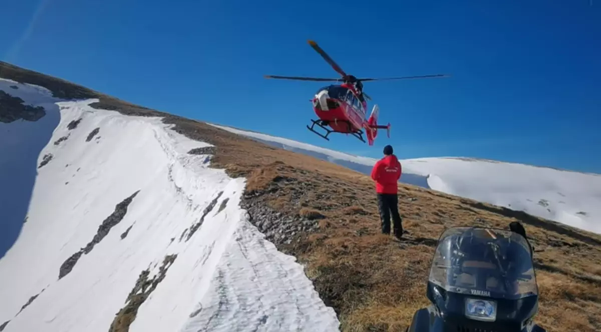 Un turist blocat în masivul Bucegi a săpat o vizuină în zăpadă ca să supraviețuiască peste noapte