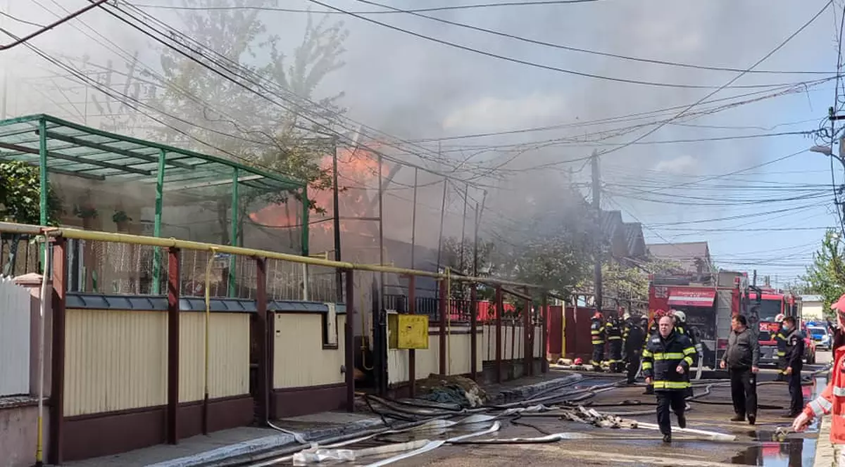 Incendiu puternic în Bârlad. Șapte locuinţe şi anexe ale acestora au fost cuprinse de flăcări