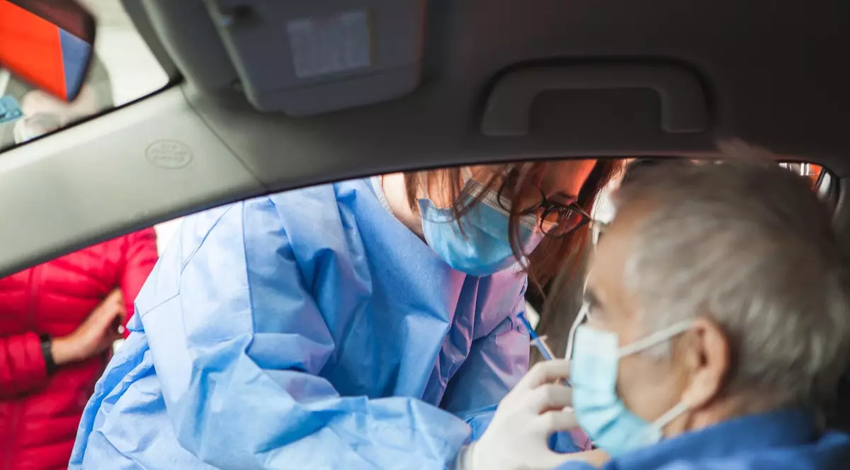 Aproape 10.000 de persoane au fost vaccinate la centrul drive-thru de la Piața Constituției. Care e situația în țară