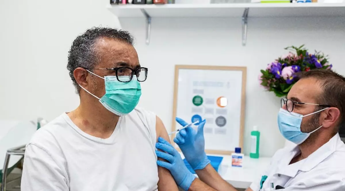 Directorul OMS s-a vaccinat împotriva Covid-19. Ce mesaj a transmis