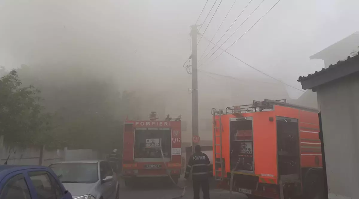 Incendiu la un bloc din Popeşti-Leordeni. 18 autospeciale intervin