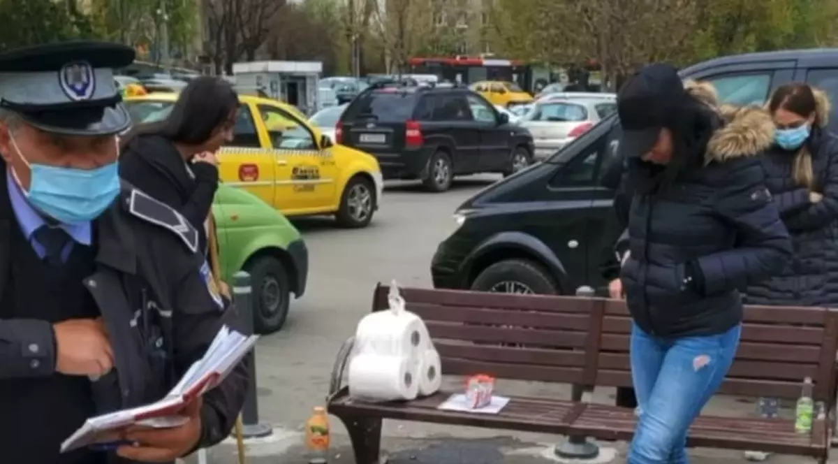 Persoane prinse de polițiști în timp ce aruncau coji de semințe pe jos în sectorul 5, puse să măture