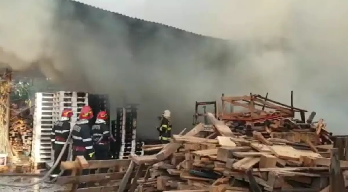 Incendiu puternic la un depozit de paleţi din București. Pompierii intervin cu 9 autospeciale