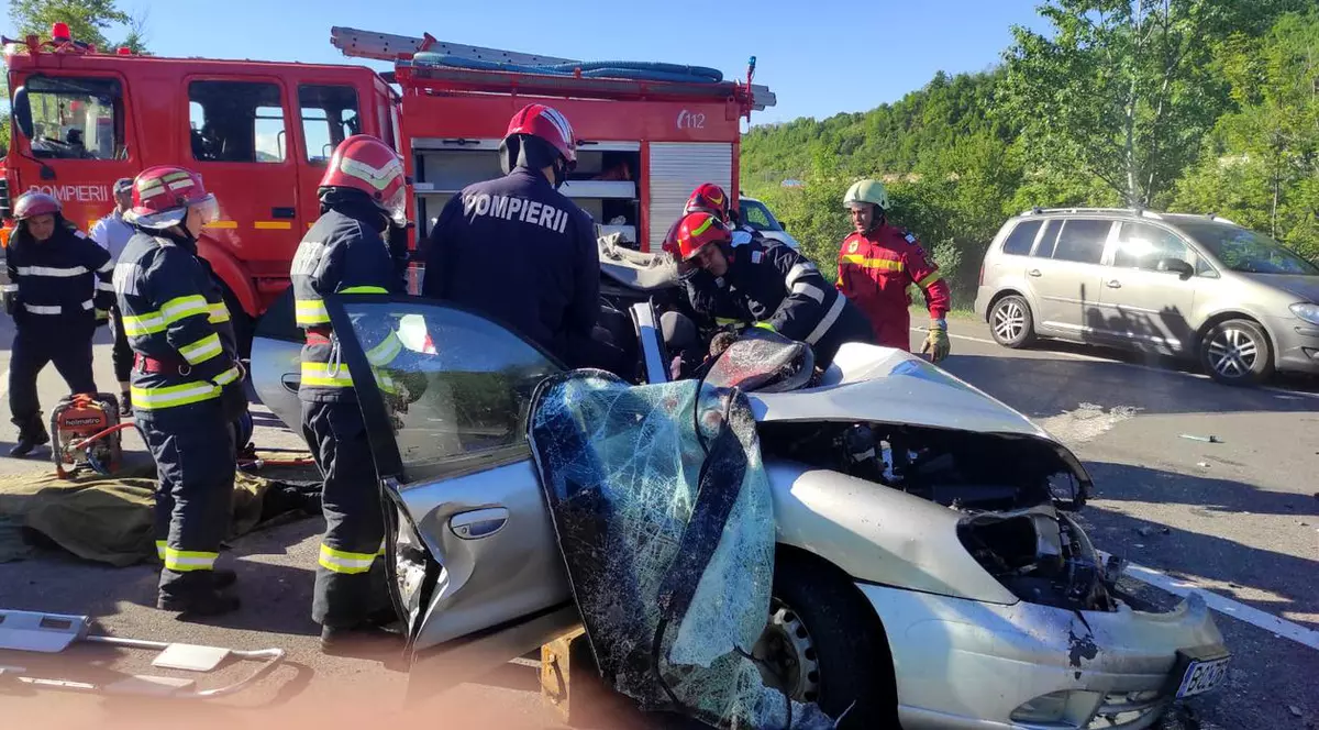 VIDEO Accident grav pe DN1, lângă Comarnic. Cinci persoane au murit, alte două au fost rănite