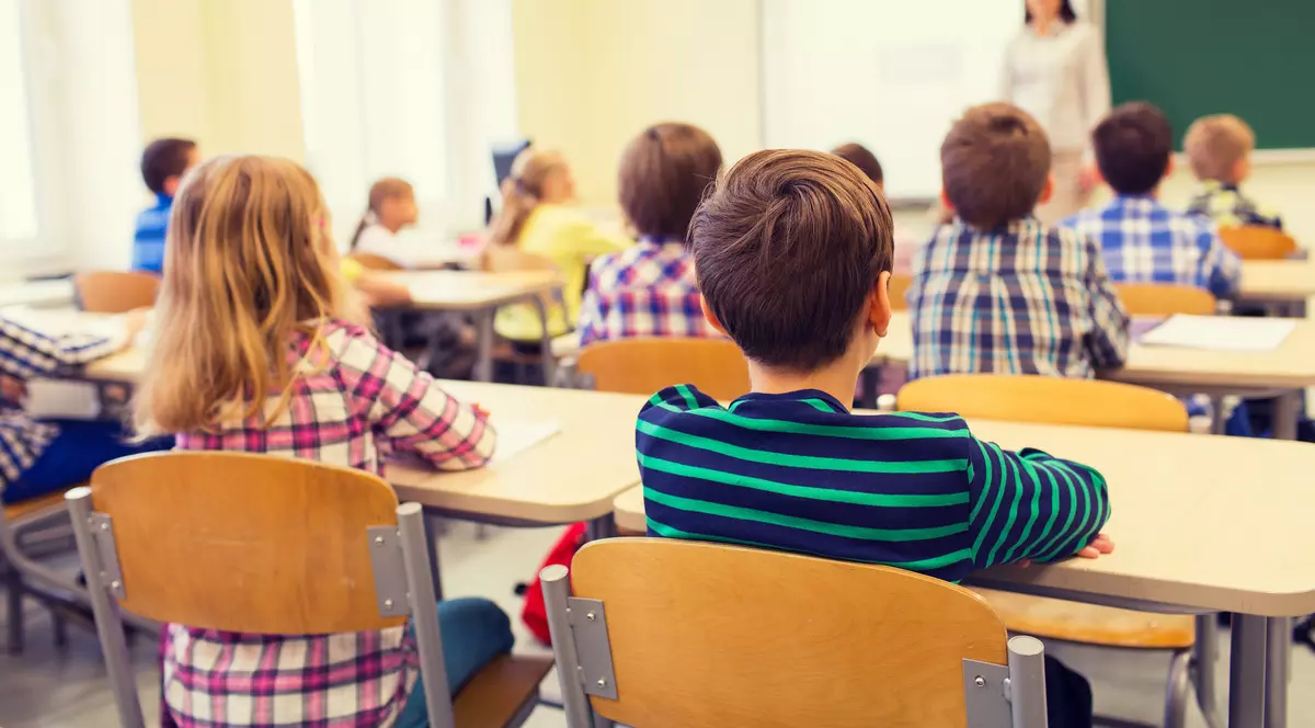 Mama unui copil cu ADHD, obligată să plătească despăgubiri unei eleve rănite la ore cu o foarfecă. Judecătorii au refuzat să asculte un specialist