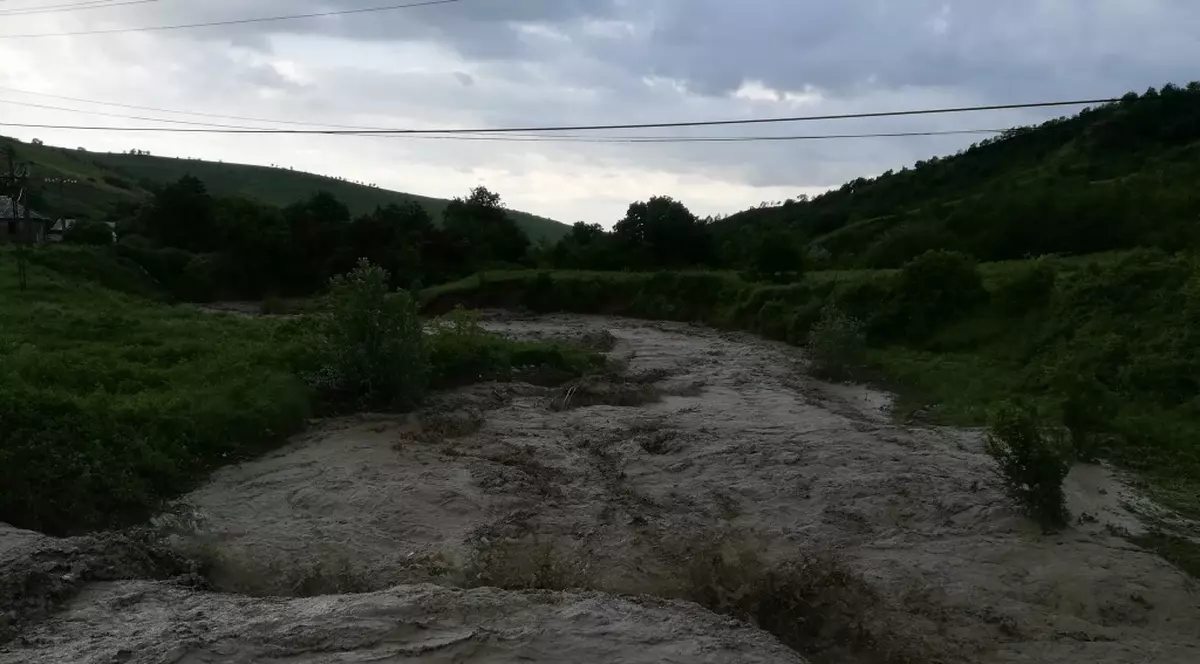 Bărbatul luat de viitură în Prahova a fost găsit mort de pompieri
