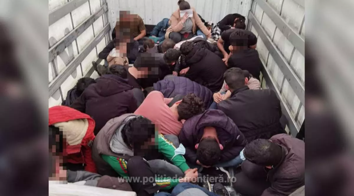 Copil de trei ani, găsit într-un automarfar la granița cu Ungaria, alături de alte 29 de persoane