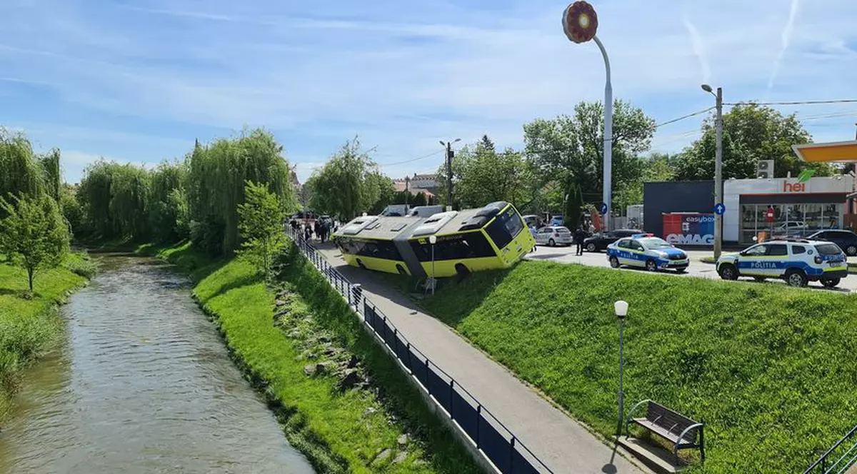 Autobuz cu pasageri răsturnat, aproape să ajungă în râul Cibin din Sibiu. Foto: Ora de Sibiu