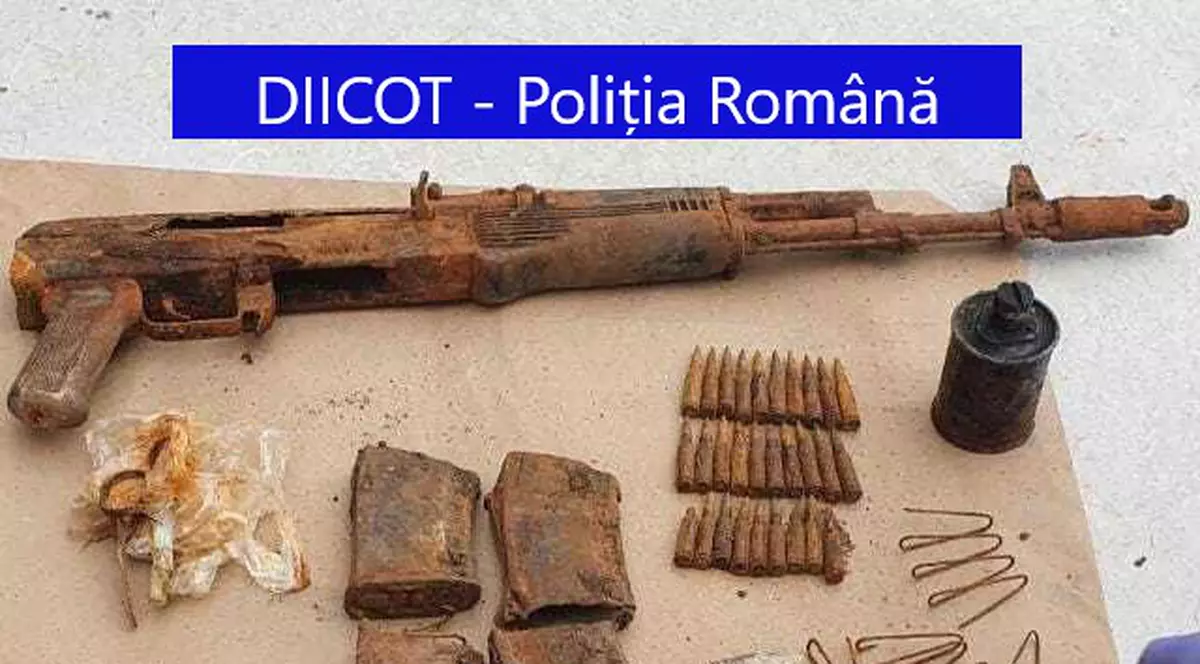 Fost membru al grupării Academia Infractorilor, arestat după ce a vrut să vândă o armă, 63 de cartușe și o grenadă