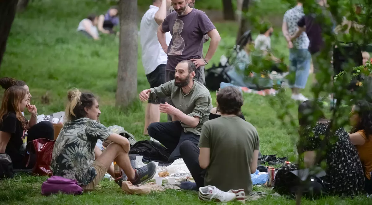 Rata de infectare cu COVID, peste 1 la mie în trei județe. Care e situația în București