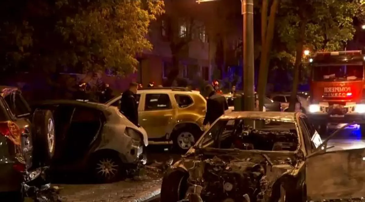 Patru mașini au ars pe o stradă din sectorul 1 al Capitalei