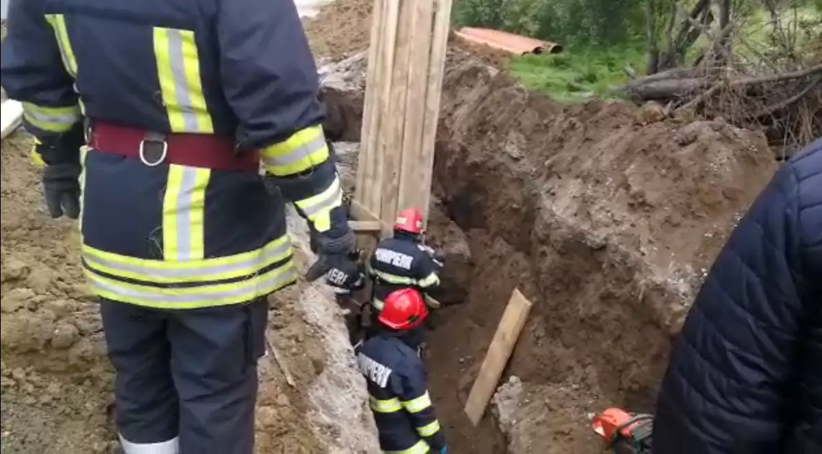 Un muncitor a murit strivit de un mal de pământ în timp ce lucra la o rețea de canalizare﻿