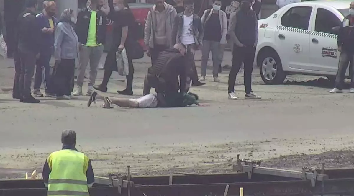 Un recidivist care amenința cu un cuțit un trecător, imobilizat de un polițist aflat în timpul liber