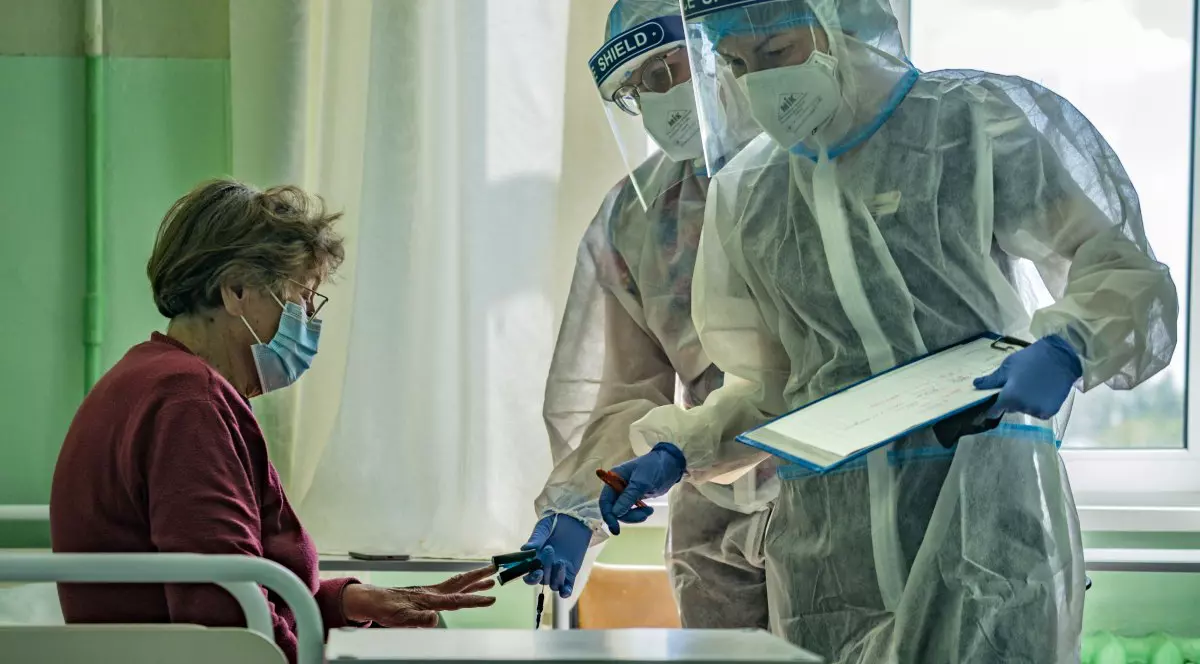 73 de decese COVID, raportate în ultimele 24 de ore în România. 41 dintre ele sunt decese mai vechi, confirmate abia acum