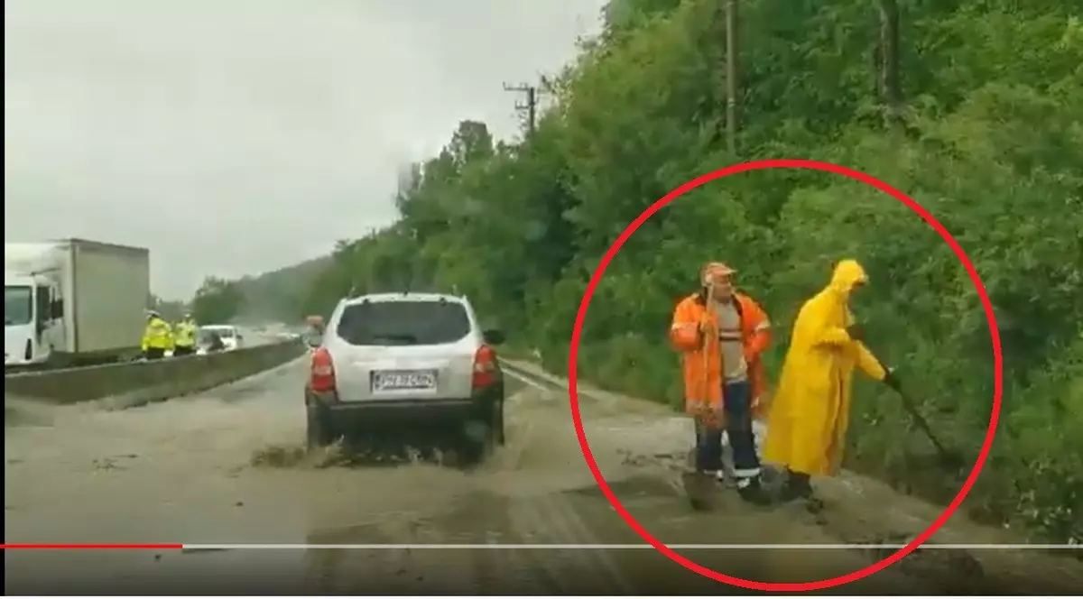 Sute de șoferi blocați pe DN1, la Nistorești, timp de două ore, din cauza viiturii