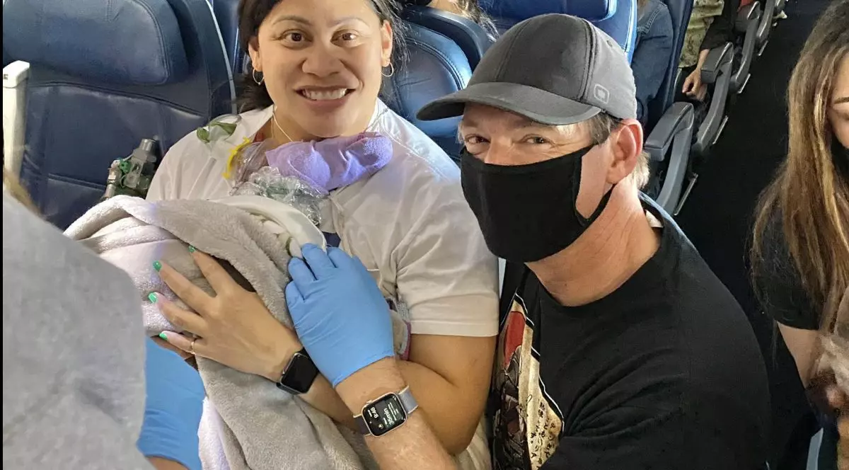 Bebeluș născut în avion. Mama a fost asistată de personal medical aflat printre pasageri