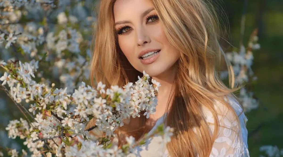 Ce ținută a purtat Elena Gheorghe în prima zi de grădiniță a fiicei sale. „Prea sumar îmbrăcată”