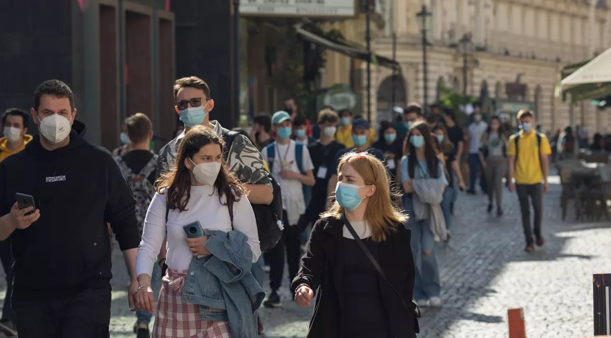 Sondaj IRES: Mai mult de jumătate dintre români spun că vor continua să poarte mască
