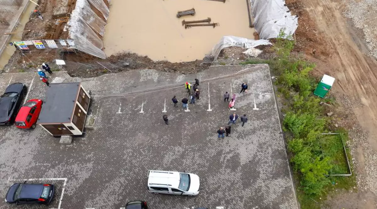 Situație disperată pentru o sută de familii din Șelimbăr. „Toată lumea e înnebunită să nu cadă blocul”