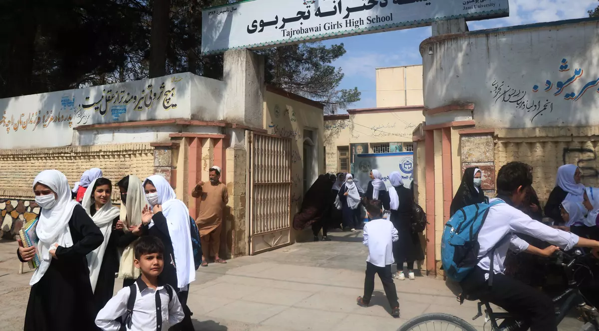 85 de persoane au murit în urma atentatului terorist de la o școală de fete din Afganistan