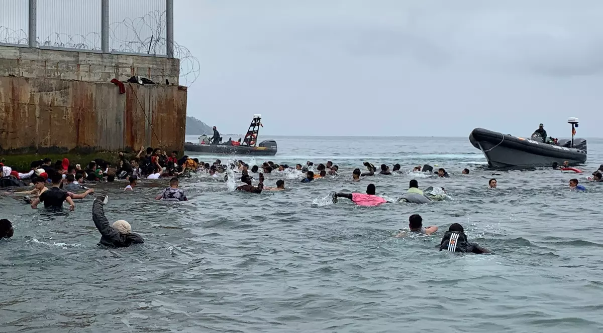 Imaginea disperării. Mii de migranți africani înoată zilnic spre Spania