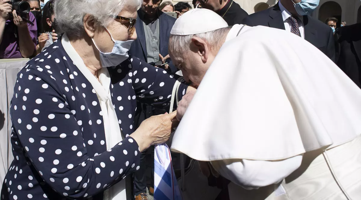 Papa Francisc a sărutat brațul unei supraviețuitoare de la Auschwitz, pe care avea tatuat numărul din lagăr