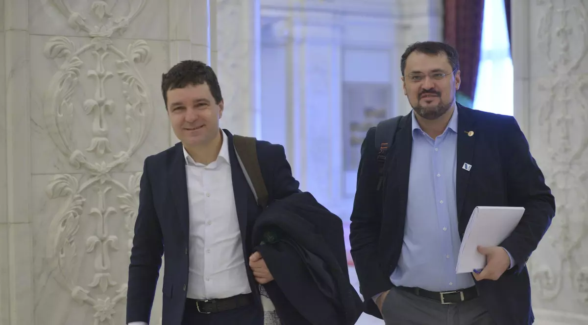 Generația mântuitorilor. Sau cum a ajuns USR-PLUS să fie obsedat de imaginea lui Mesia