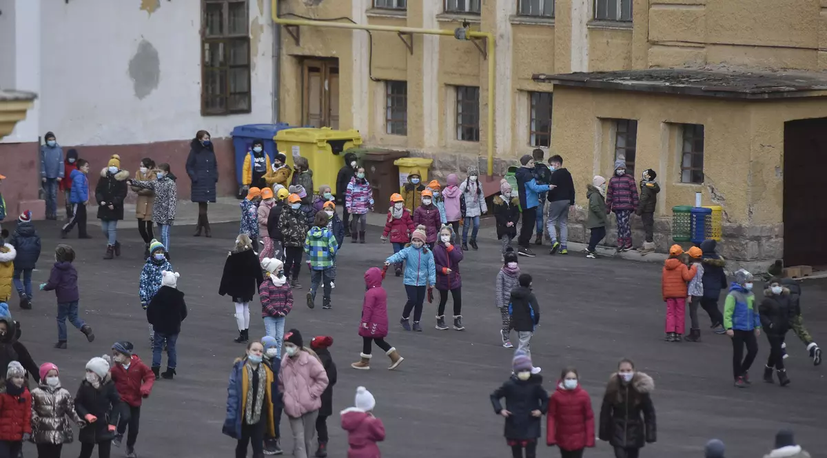 Elevii de gimnaziu și de liceu din București care nu sunt în ani terminali vor face școală online și săptămâna viitoare