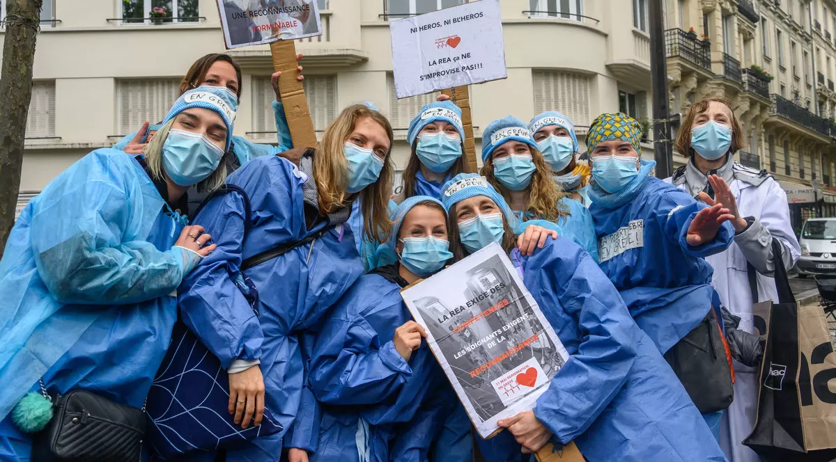 Franța va onora medicii care au murit de Covid cu un statut special