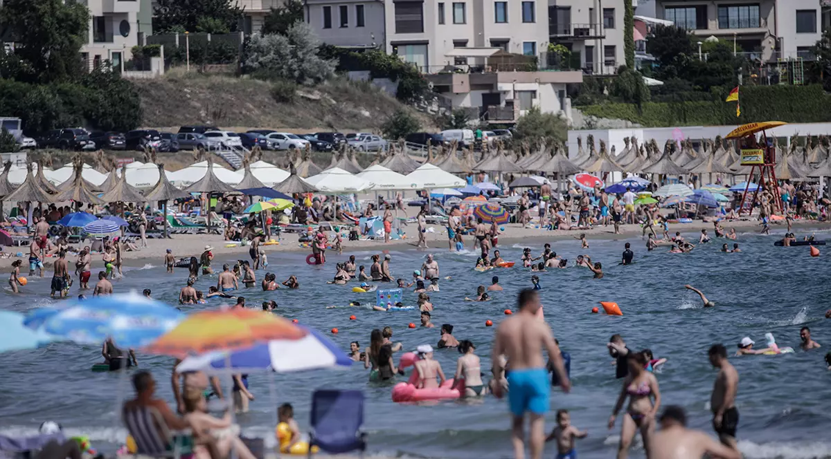 200 de lei, un loc pe cearșaf la malul mării, în stațiunea Mamaia. Ce spune ANPC