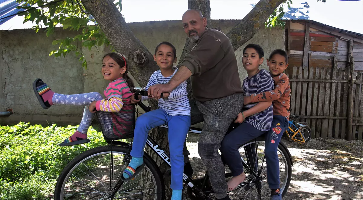 Un tată singur dintr-un sat din Dâmboviţa se zbate să pună pâinea pe masă pentru cei patru copii ai săi: “Din fapte, nu din vorbe se vede iubirea”