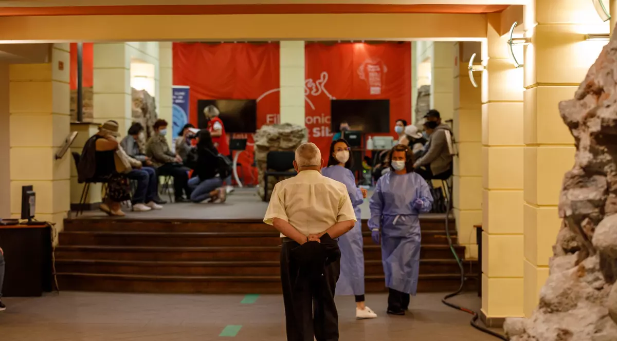 „Mi-a fost frică, dar m-au convins copiii și imaginile de la TV”. Sute de oameni s-au vaccinat la Filarmonica din Sibiu pe muzica lui Brahms