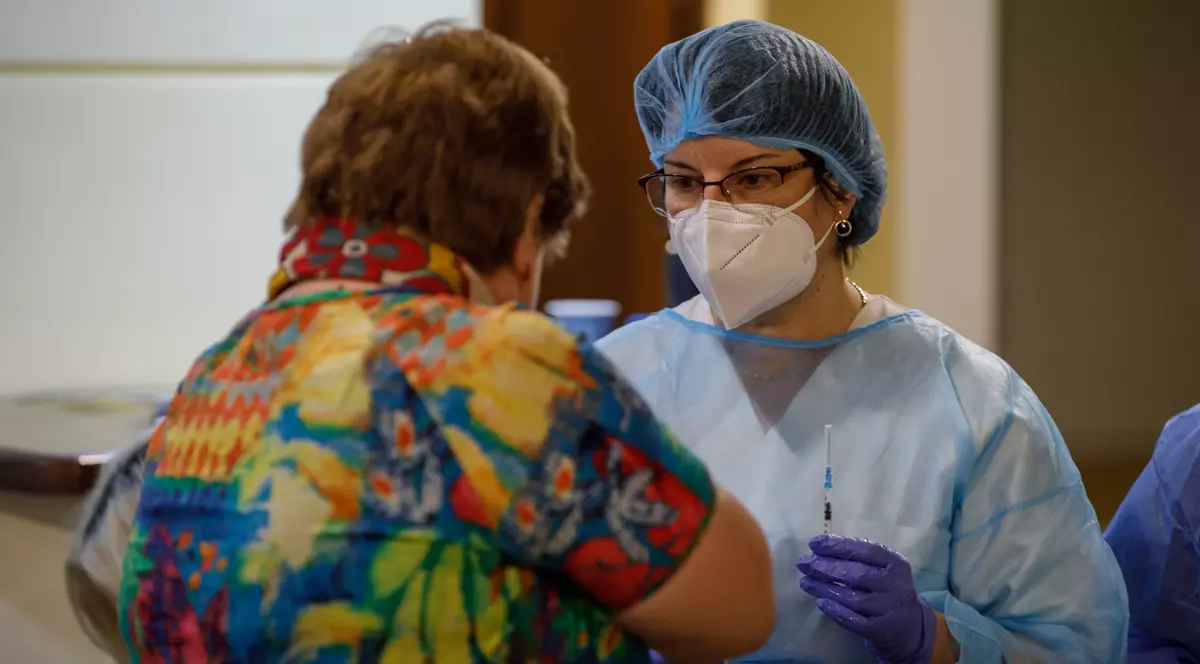 „Nu credem până nu murim”. Scepticismul românilor față de vaccinul anti-COVID, în atenția Reuters