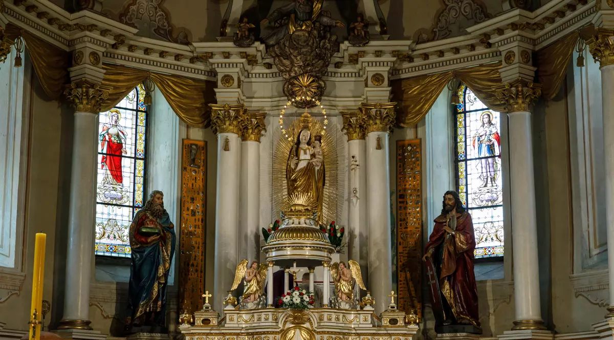 Statuia Sfintei Fecioare Maria, în mijlocul altarului. Foto: Vlad Chirea