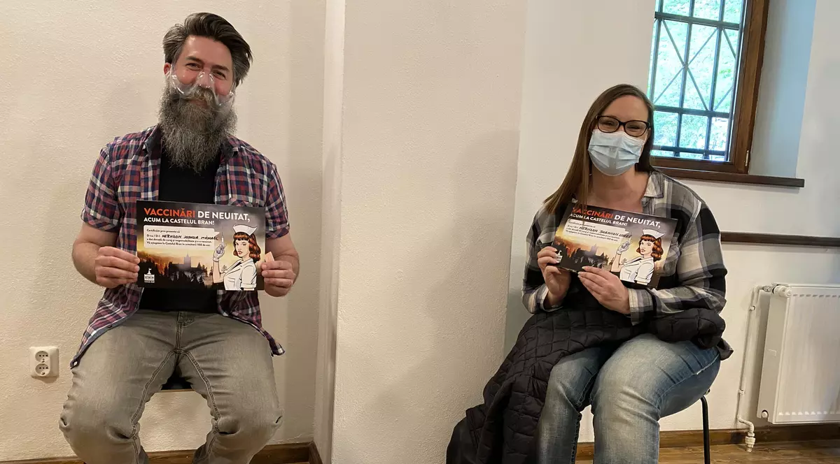 Cum decurge vaccinarea la Castelul Bran. Mai mulți turiști străini, printre cei imunizați