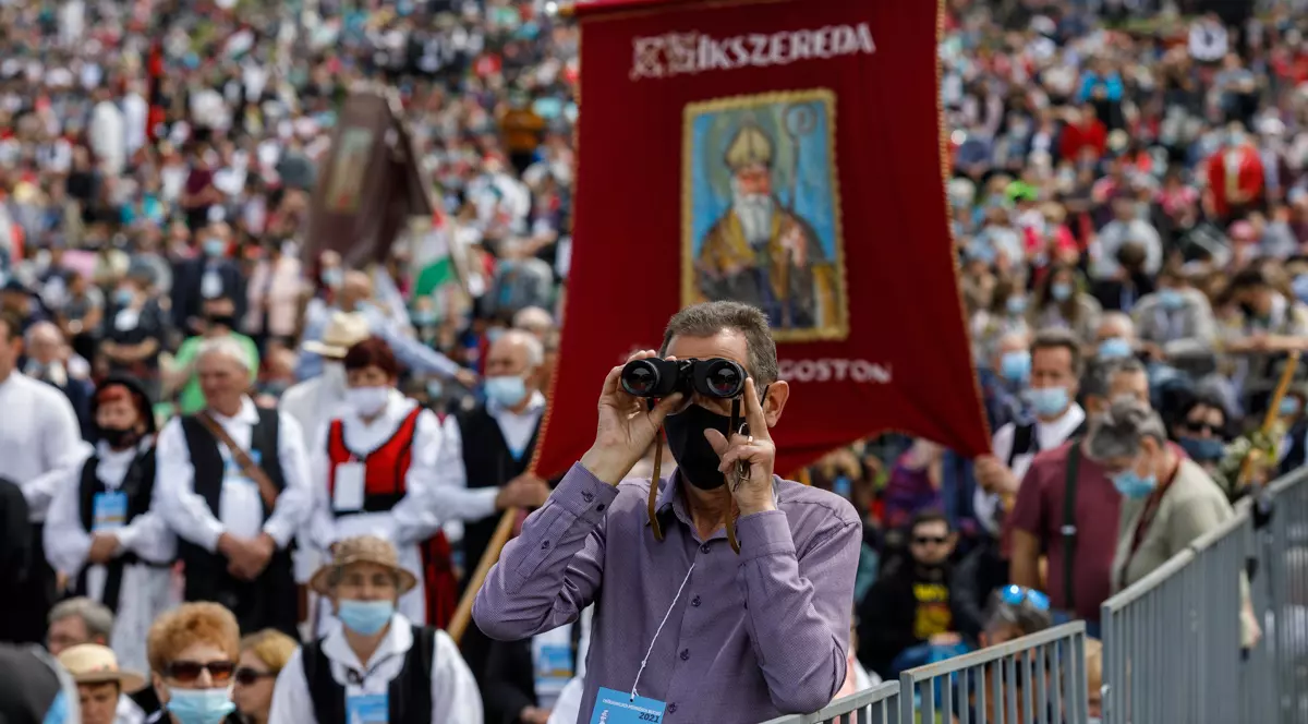 Binoclul, un instrument esențial la pelerinaj pentru cei care au stat departe de scenă