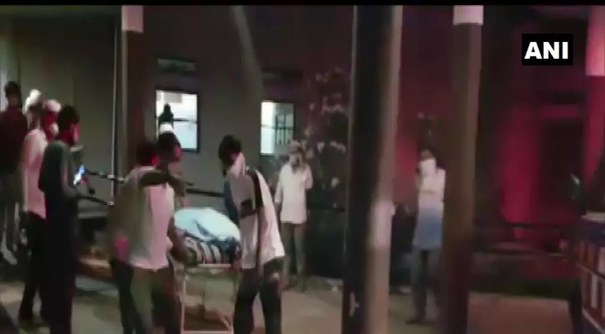 Un nou incendiu izbucnit într-un spital COVID din India a ucis 18 oameni. E al șaselea în mai puțin de un an