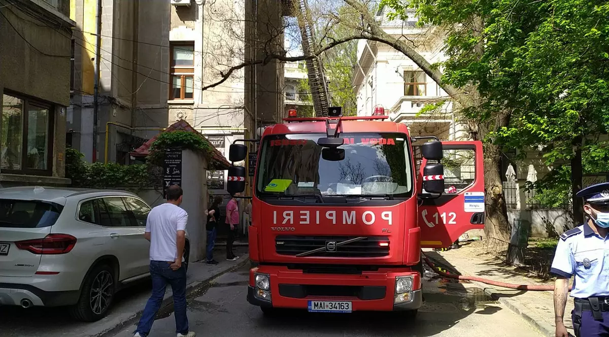 Incendiu la o casă de lângă Ateneul Român. Proprietarul locuinței, imobilizat și amendat de polițiști