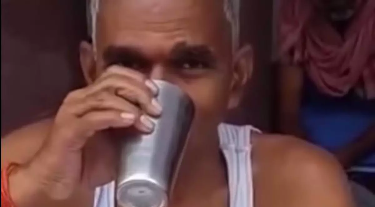 Un deputat indian bea urină de vacă. Susține că leacul îl ferește de COVID-19