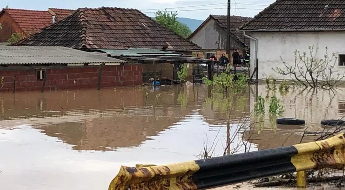 Pod prăbușit în Alba, 50 de familii sunt izolate. Pericol de inundații în județul Bihor