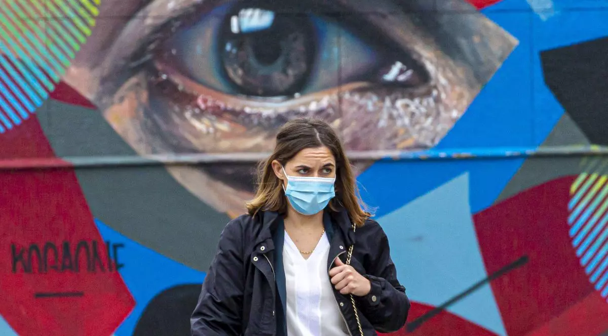 Motivul pentru care unii oameni vor să poarte mască și după ce s-au imunizat: „E ca o mantie de invizibilitate”