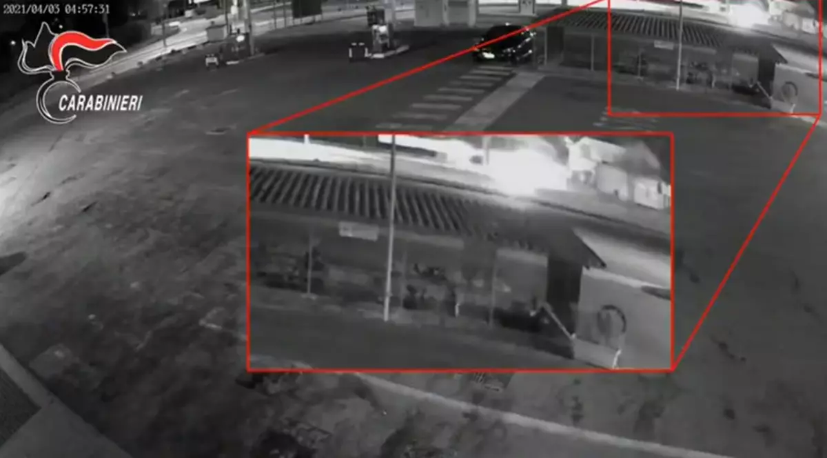 Doi antivacciniști, arestați în Italia, după ce au atacat cu bombe incendiare un centru de vaccinare