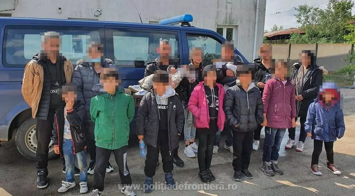 16 migranți au încercat să între ilegal în România, pe furtună. Printre ei, un bebeluș de 6 luni