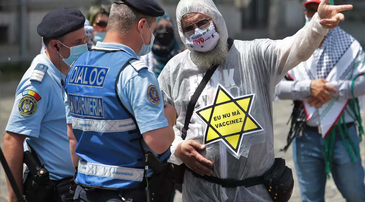 Un bărbat în combinezon, îndepărtat de jandarmi de la mitingul comunității palestiniene din România. Ce i-au spus forțele de ordine