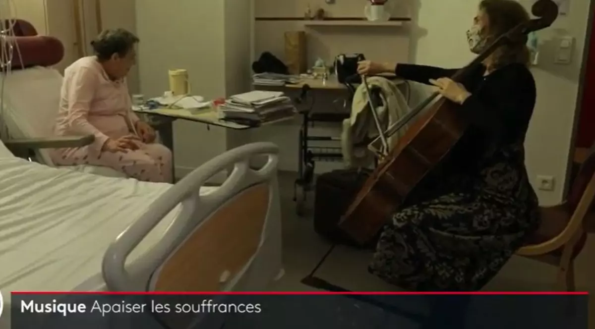 O violoncelistă franceză cântă de două decenii pentru pacienții din centre paliative. „Îmi ia durerea”