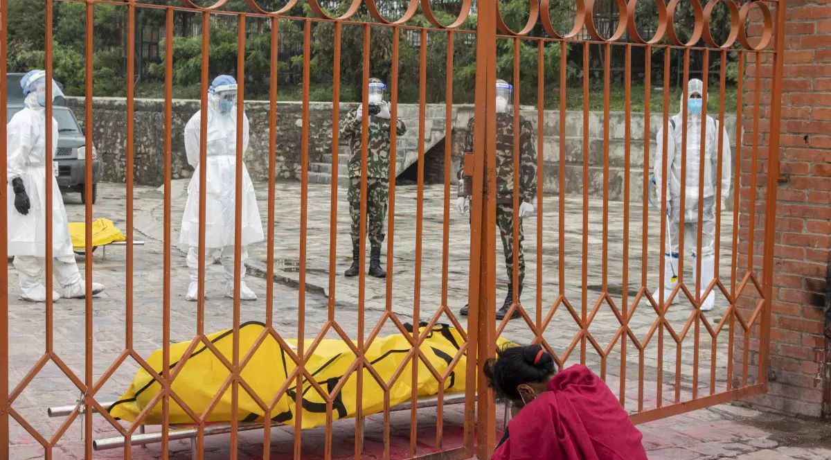 Valul COVID din India lovește și Nepalul. Confruntați cu o explozie de cazuri, medicii se tem de „o catastrofă umană”