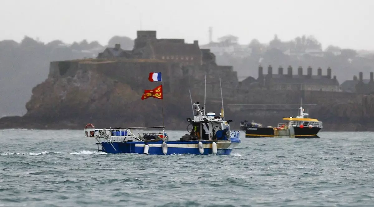 La patru luni după Brexit, Franța și Marea Britanie și-au trimis navele de război pentru a-și rezolva disputele pescărești. Cum s-a ajuns aici