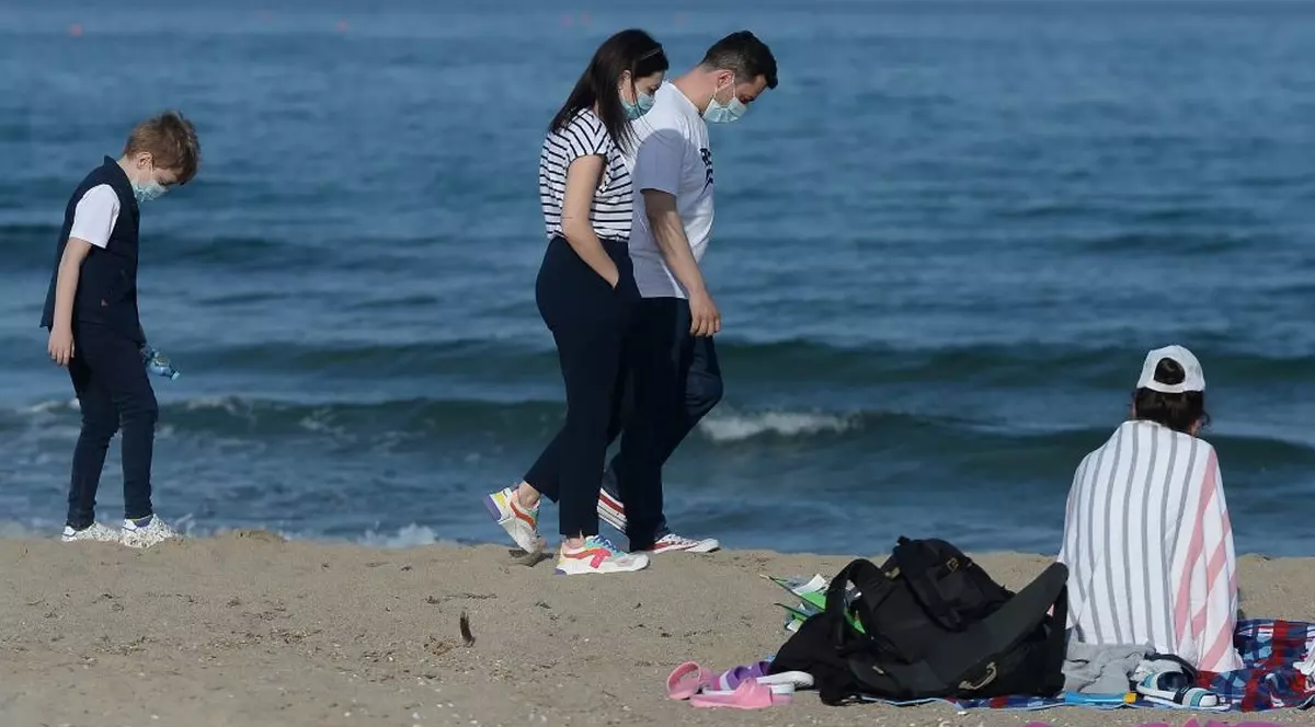 „Fără mască pe plajă de la 1 iunie”. Măsurile de relaxare pe litoral, anunțate de premierul Cîțu