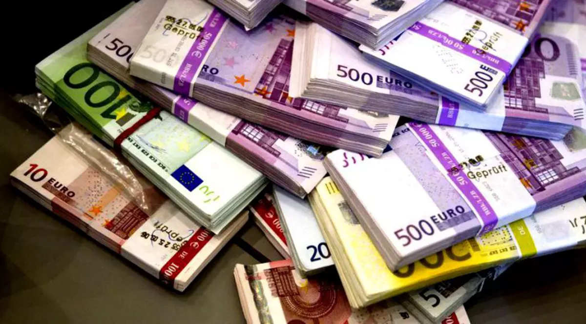 VIDEO Bărbatul care i-a oferit 12.000 de euro mită unui agent de la Rutieră avea banii dintr-un furt