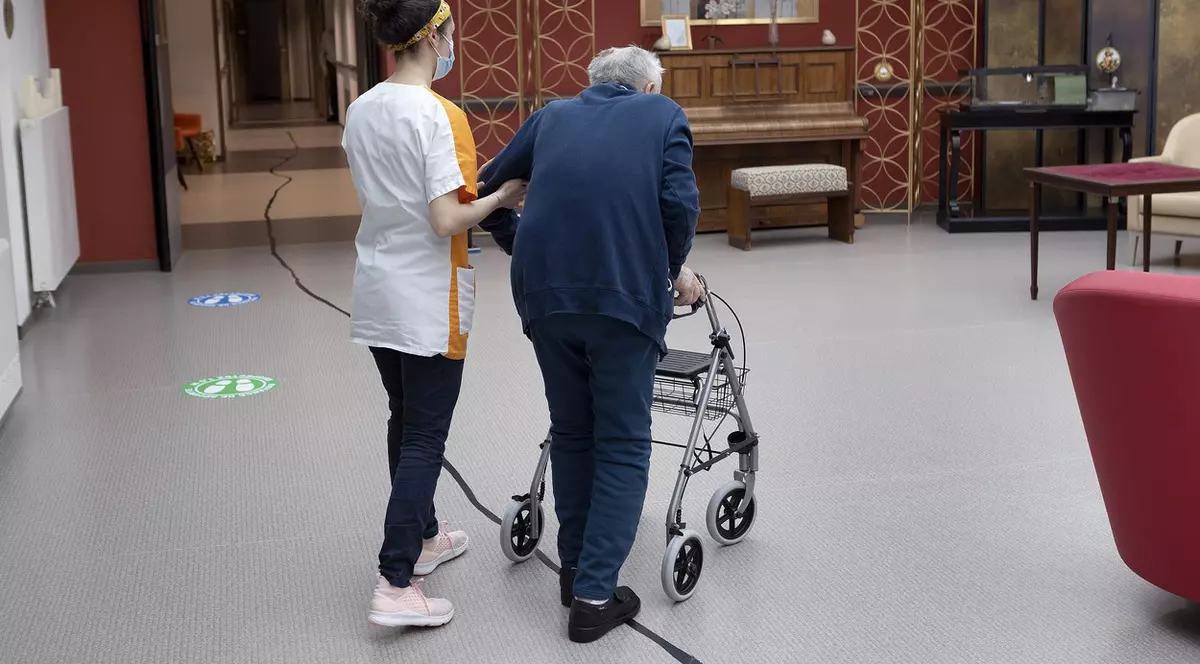 Deutsche Welle, despre situația românilor care îngrijesc vârstinici în Vest:  "Mulți dintre ei ajung să cedeze nervos"